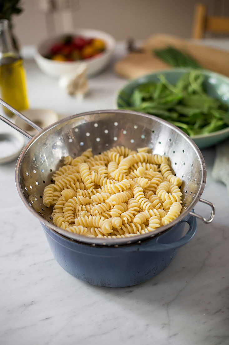 Cooked fusilli in a colander