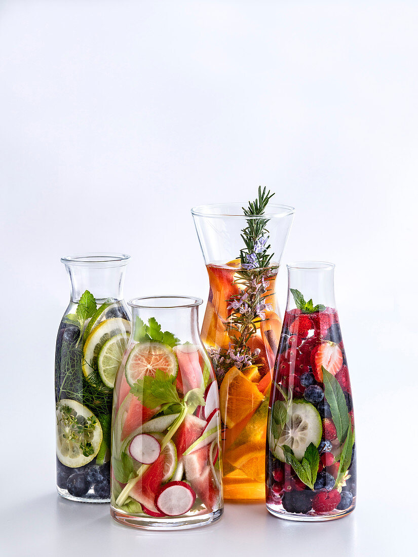 Aromawasser mit Obst, Gemüse und frischen Kräutern