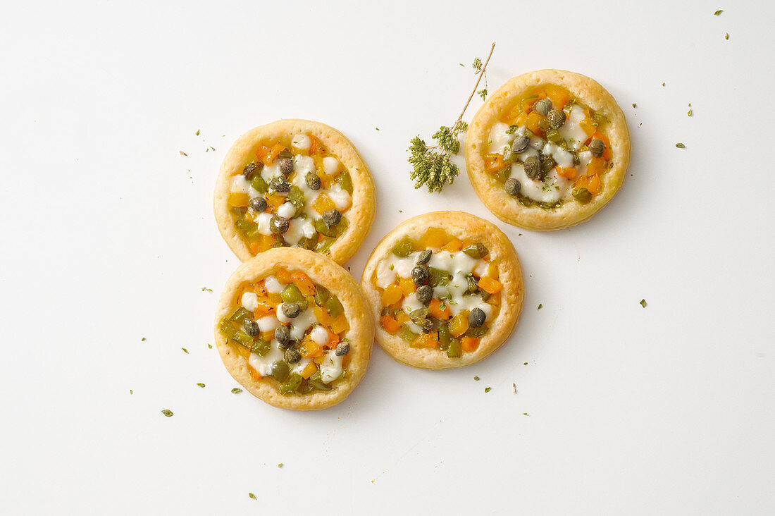 Blätterteig-Minipizzen mit Paprika und Mozzarella