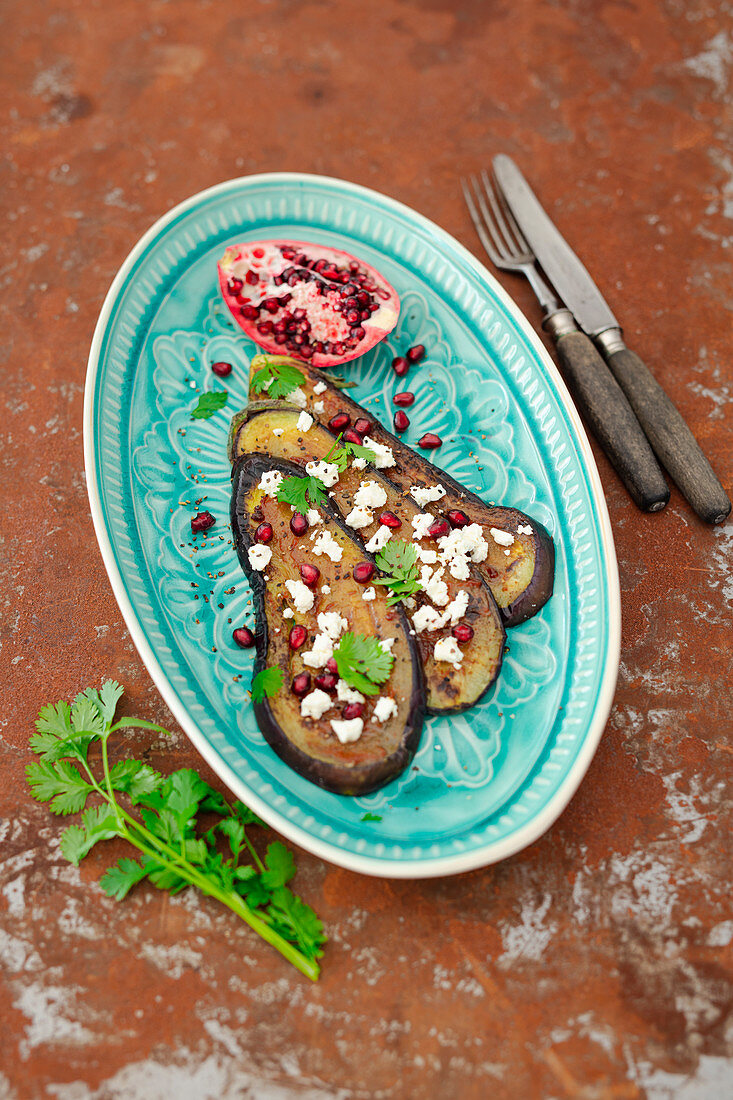 Miso-Auberginen mit Feta und Granatapfel vom Blech