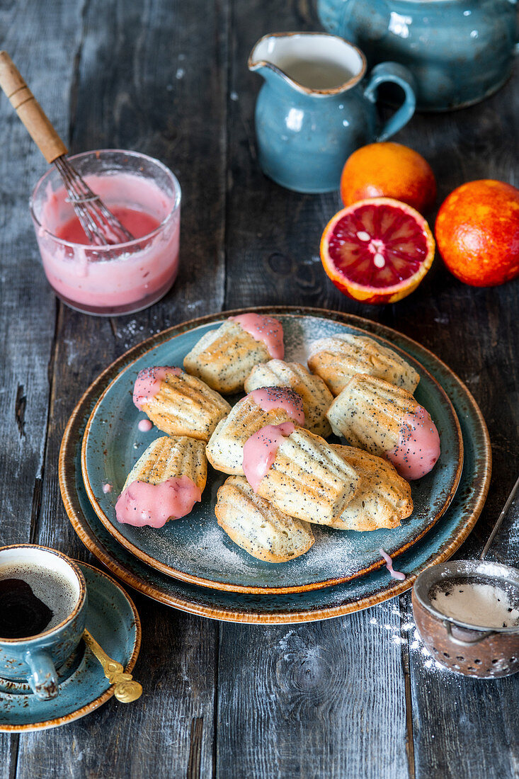 Madeleines mit Blutorangenglasur