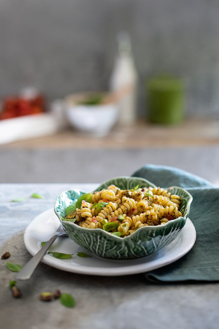 Pasta al pesto eoliano (Nudeln mit Kräuter-Kapern-Pesto, Italien)