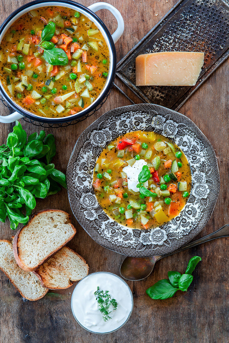 Minestrone with toasted bread