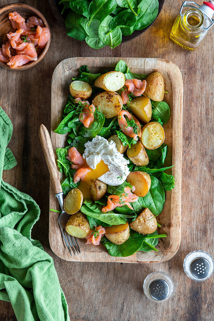 Kartoffelsalat mit Spinat, Lachs und pochiertem Ei