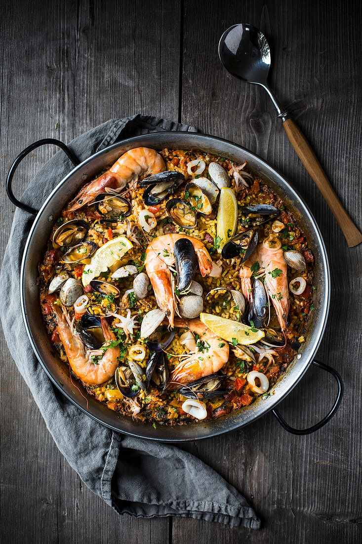 Paella mit Garnelen und Muscheln