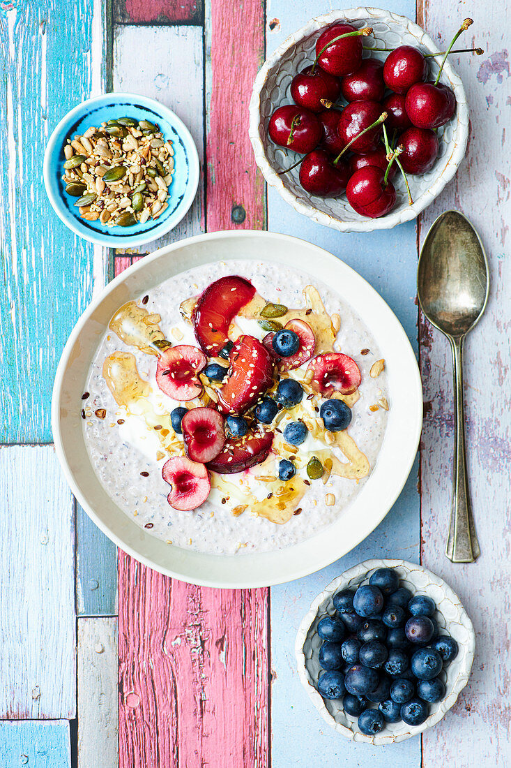 Breakfast Bowl mit Kirschen und Blaubeeren