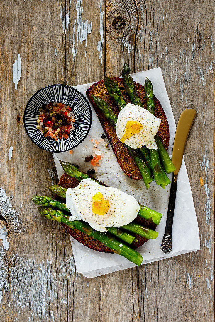 Toasts with aspargus and poached eggs