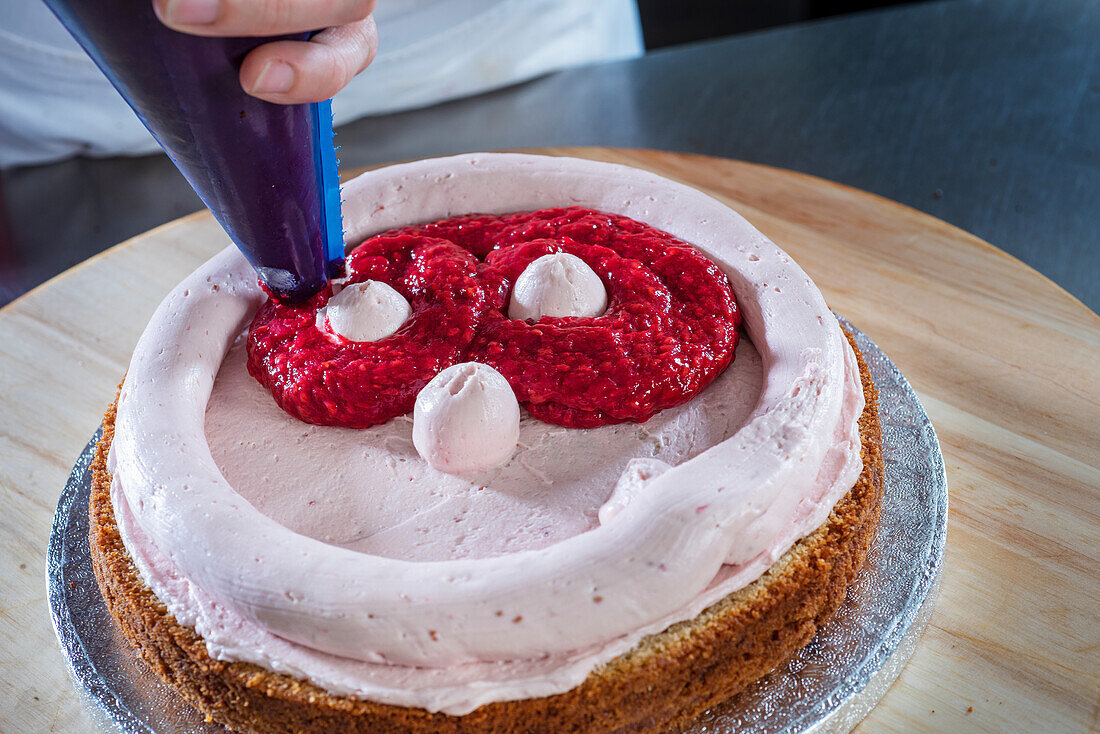 Hochzeitstorte mit Mandelboden, Himbeer-Buttercreme und Himbeerfüllung zubereiten