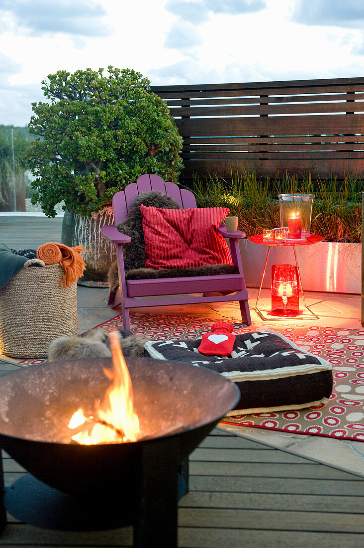 Gemütlicher Sitzplatz mit Feuerschale auf der Terrasse