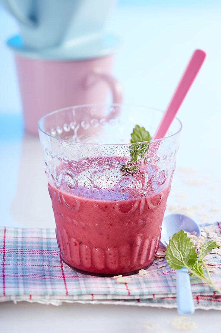 A breakfast smoothie with berries, vanilla, lemon, rice drink, yoghurt and lemon balm