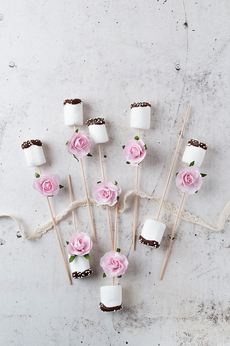 Marshmallows mit Schokolade und Zuckerdeko, Blumendeko (Hochzeit, Geburtstag)