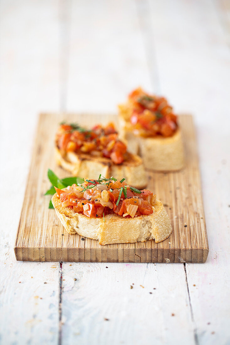 Bruschetta with tomatoes, cinnamon and mint