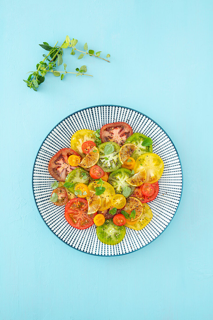 Bunter Tomatensalat mit karamellisierten Limetten (vegan, Low Carb)