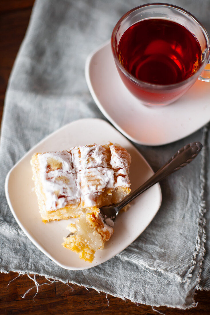 Tee und Kuchen auf Holztisch