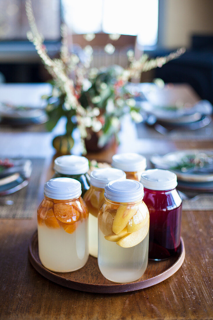 Fermentierte Früchte in Gläsern auf gedecktem Tisch