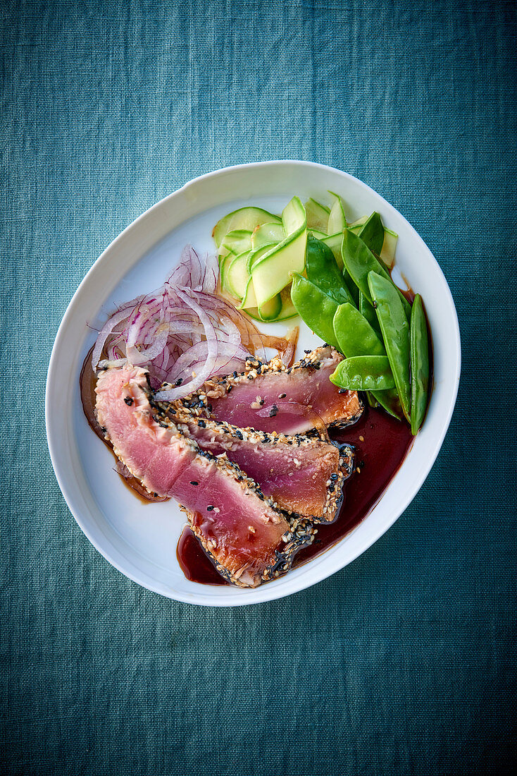 Seared tuna with mangetout and zucchini