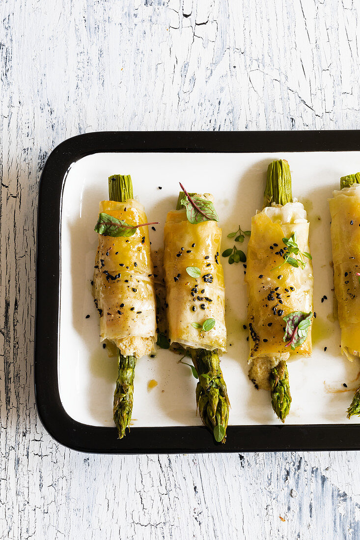 Asparagus in filo rolls