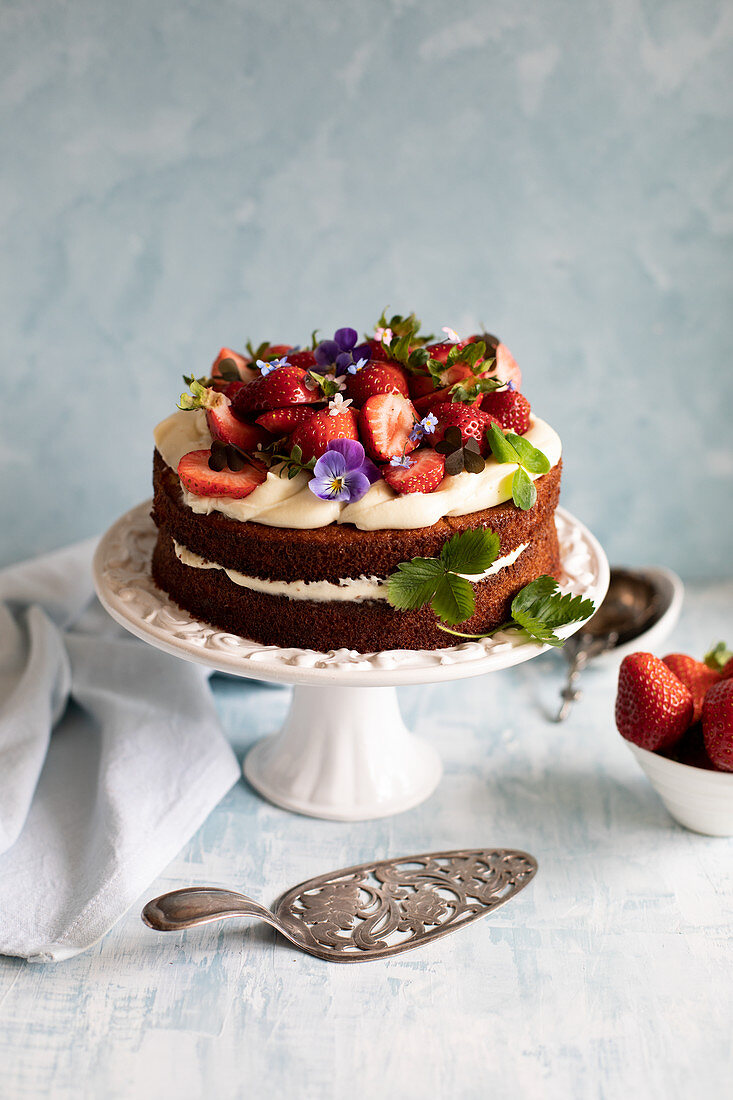 Blondie cake with strawberries