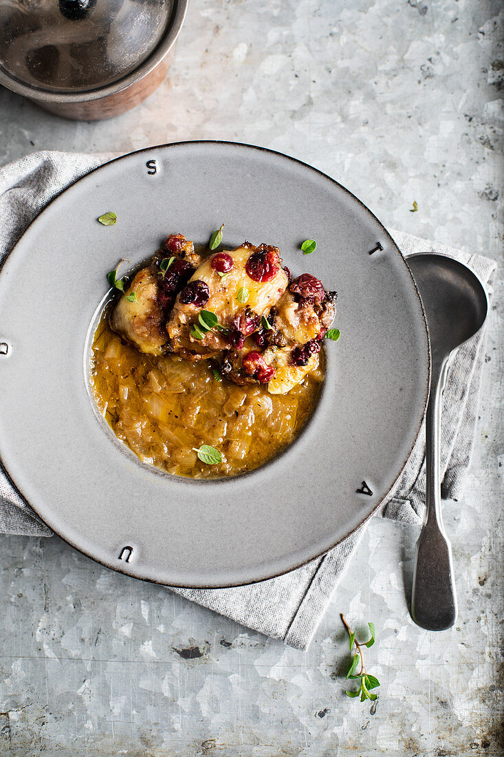 Zwiebelsuppe mit überbackenem Käsecrouton