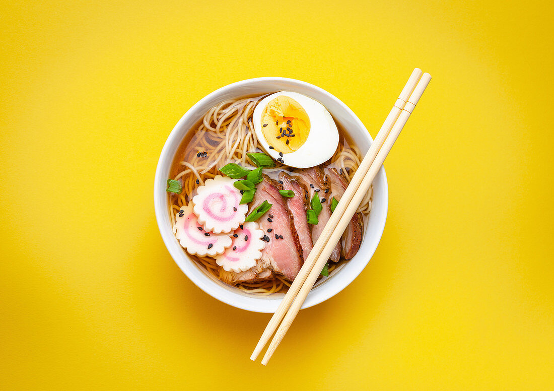 Ramen mit Schweinebraten, Narutomaki und Ei