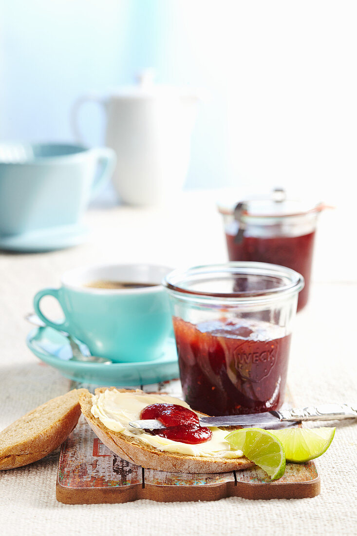 Selbstgemachte Ananas-Rote-Bete-Konfitüre zum Frühstück mit Kaffee und Brot