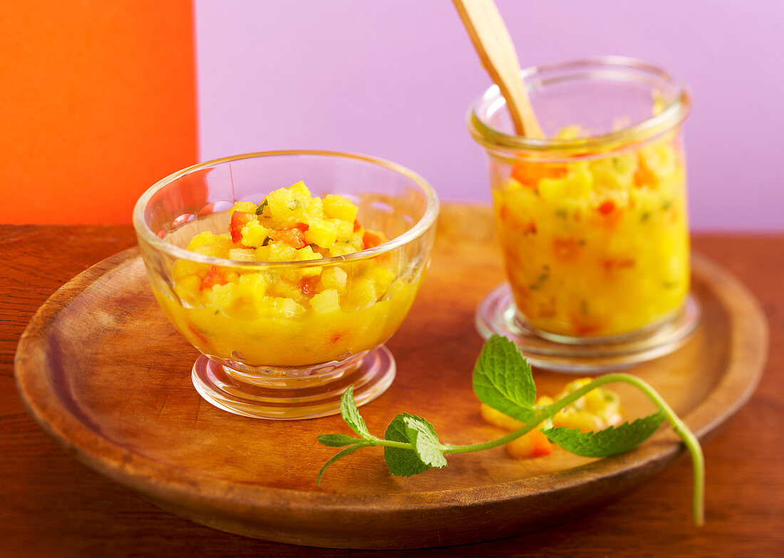 Eingemachte Mangosalsa mit frischer Minze im Glas