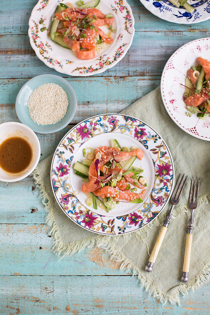 Gurkensalat mit mariniertem Lachs und Sesam