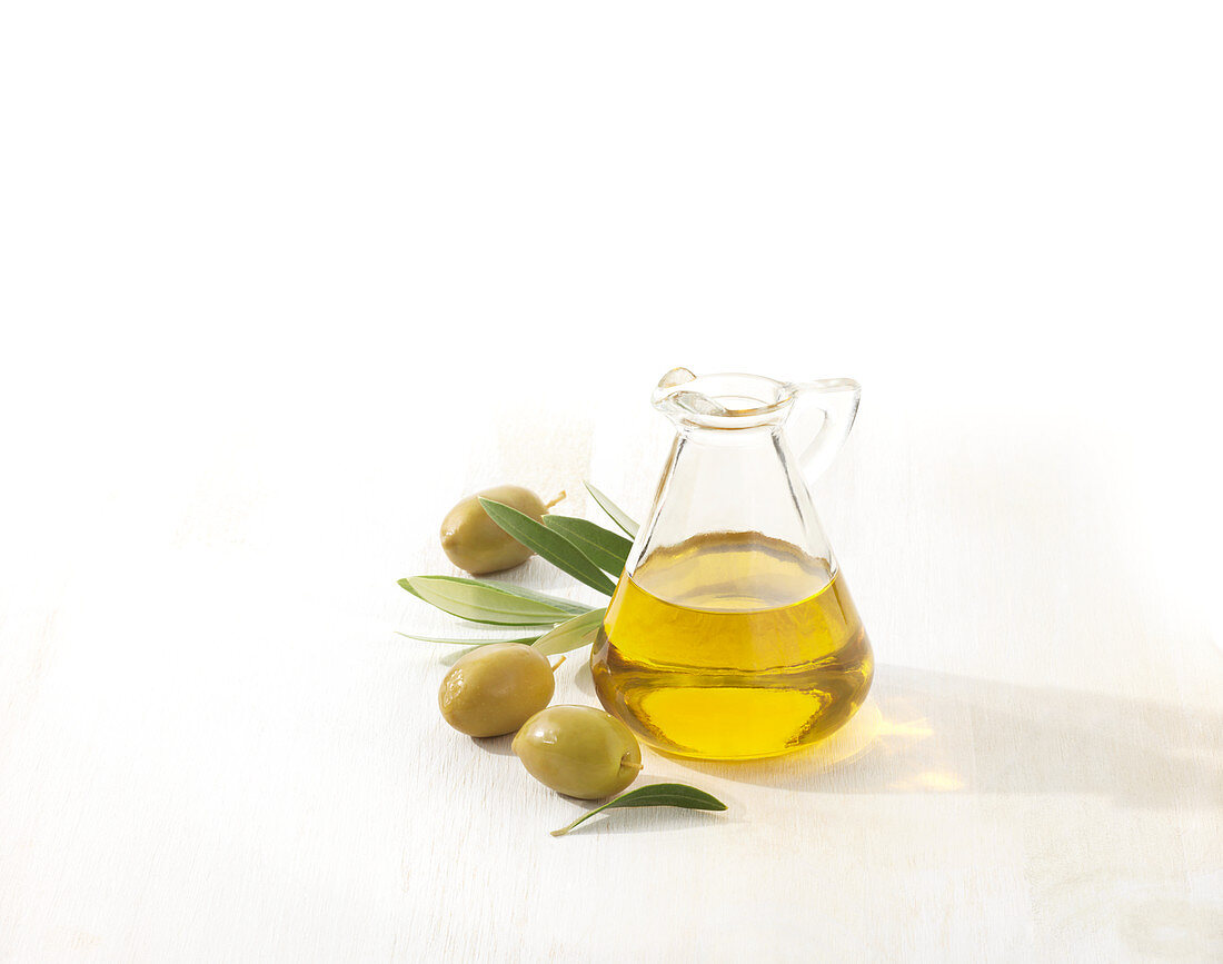 Olivenöl und grüne Oliven