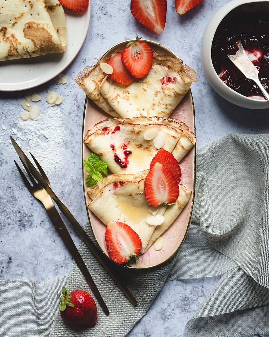 Crepes mit Erdbeermarmelade und frischen Erdbeeren