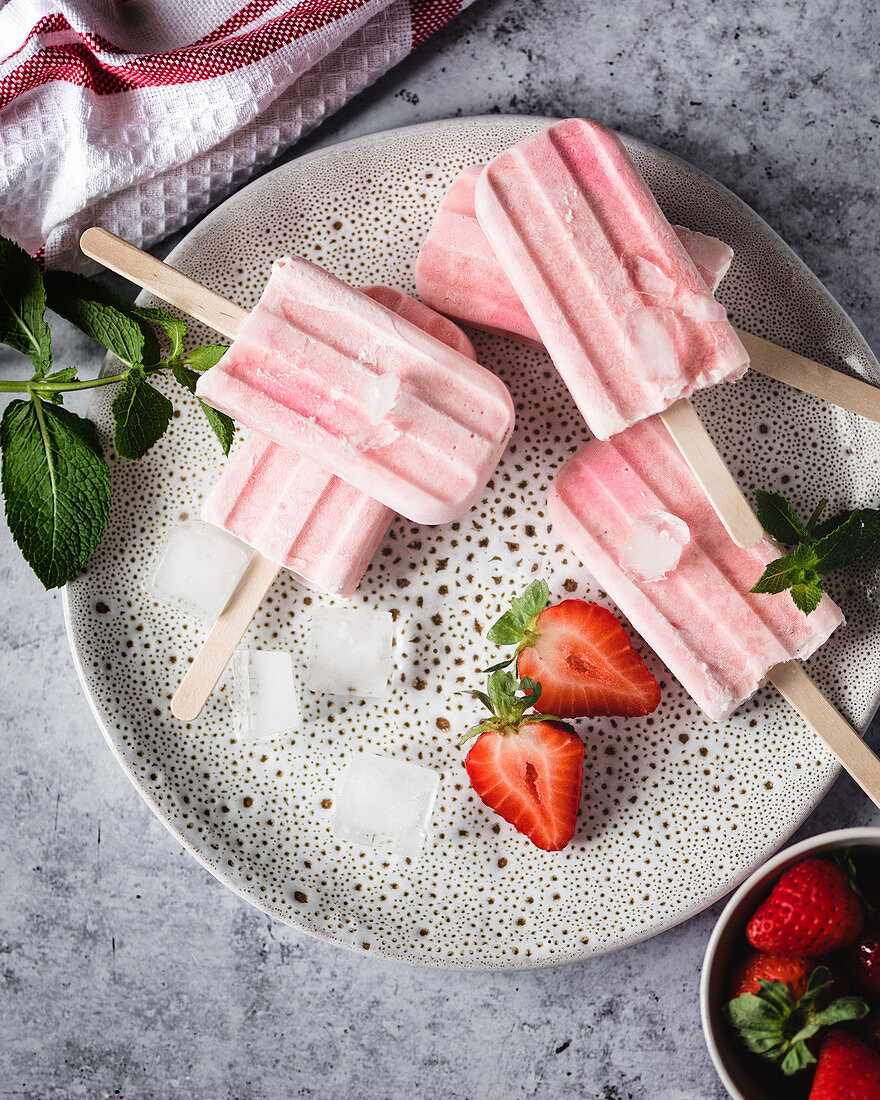 Homemade low carb popsicles, strawberry flavour