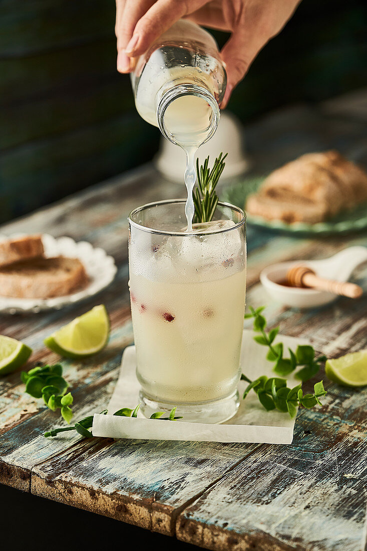 Limonade wird in Glas gegossen