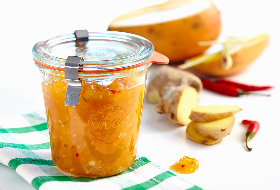 Mango-Konfitüre aus Thailand mit Chili, Zitronengras und Ingwer in Weckglas