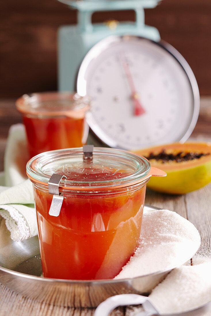 Rum-Papaya-Konfitüre im Weckglas, Waage im Hintergrund