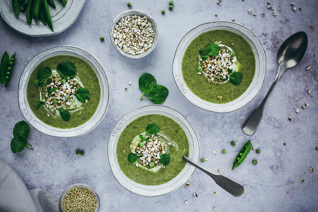 Brunnenkressesuppe mit Sorghum-Popcorn