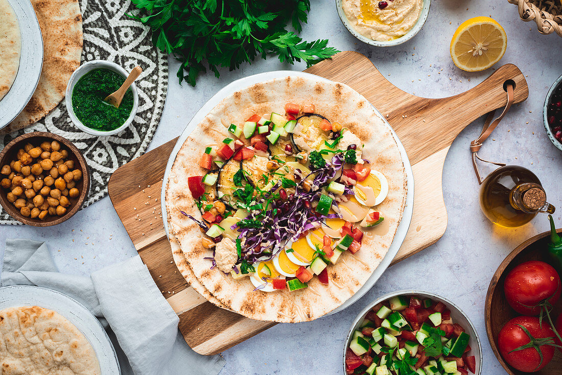 Sabich - israelisches Streetfood in Pita auf Holzbrett