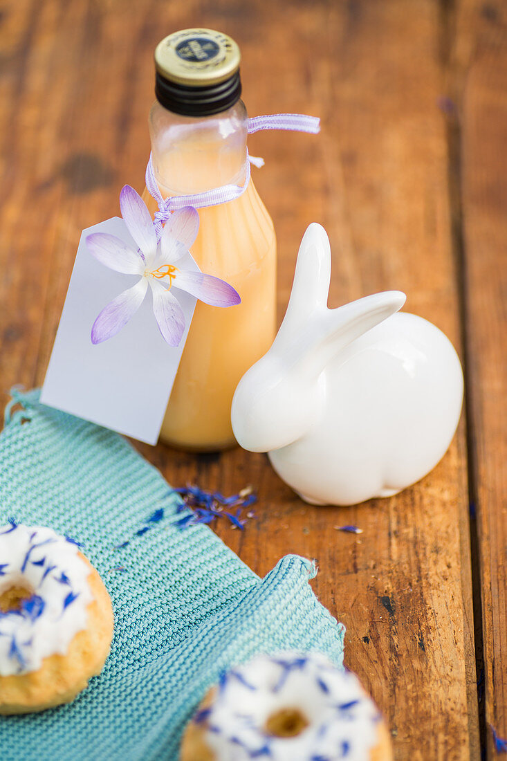 Eierlikör in Flasche als Ostergeschenk