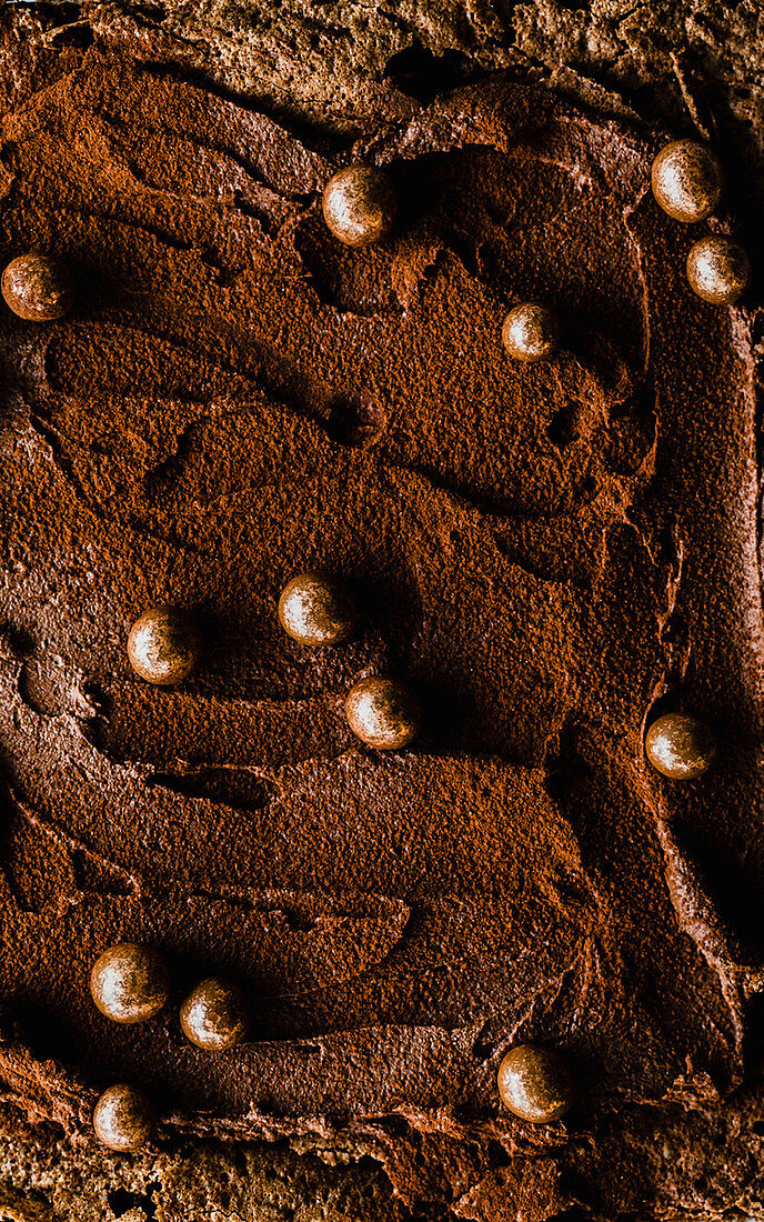 Brownie mit Schokoperlen (bildfüllend)