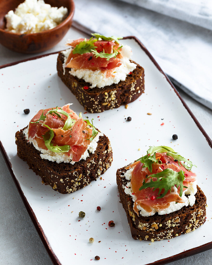 Bruschetta mit Frischkäse und Jamon