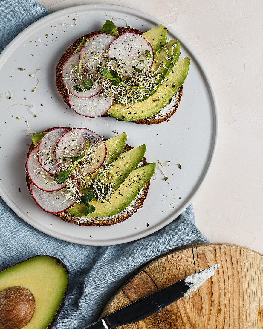 Bruschettas with cream cheese, avocado and radishes