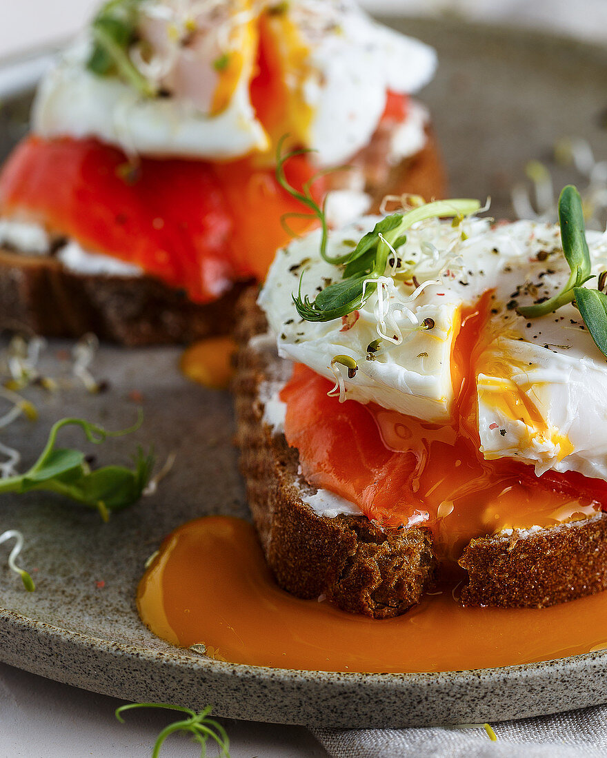 Bruschetta mit Frischkäse, Lachs und pochierten Eiern