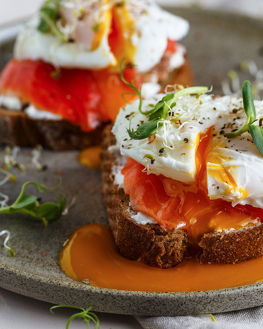 Bruschettas with cream cheese, salmon and poached eggs