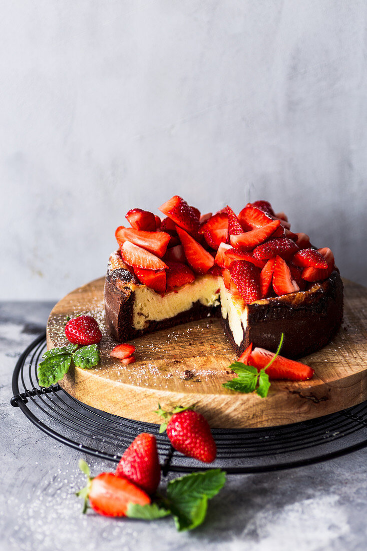 Mini-Käsekuchen mit frischen Erdbeeren, angeschnitten