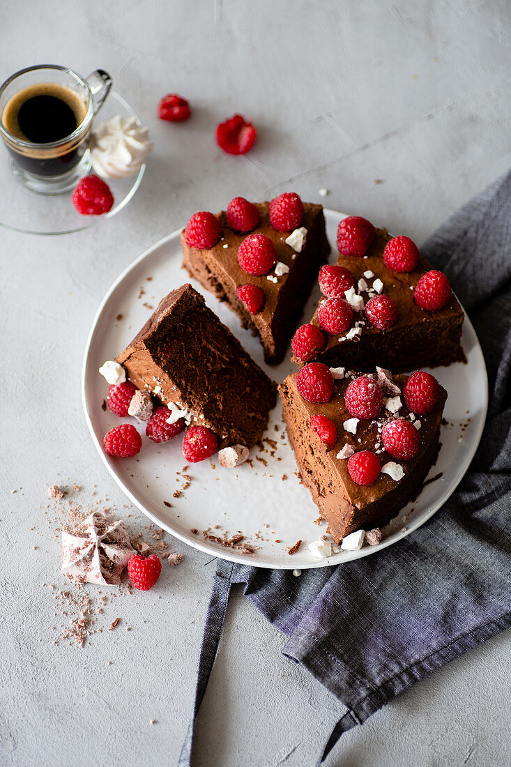 Schokoladenmoussetorte dekoriert mit Himbeeren