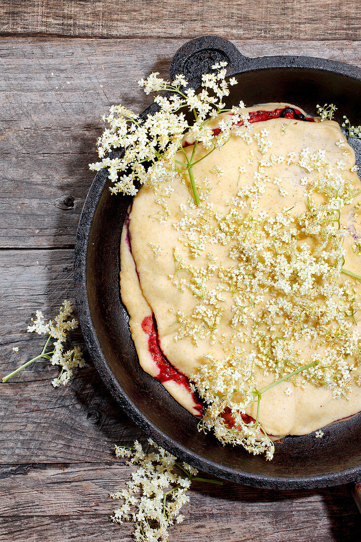 Holunderpfannkuchen mit Erdbeeren