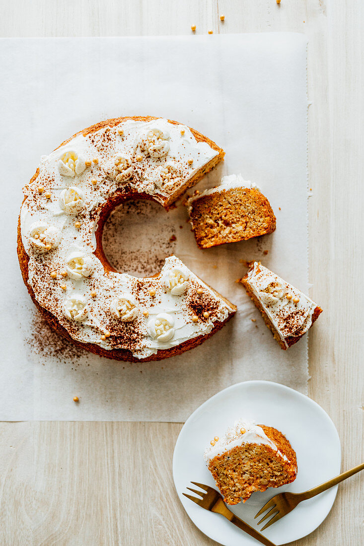 Karottenkuchen mit Frischkäsefrosting, angeschnitten