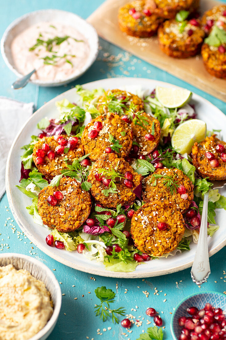 Kichererbsen-Falafel mit Gemüse, Granatapfel und Hummus