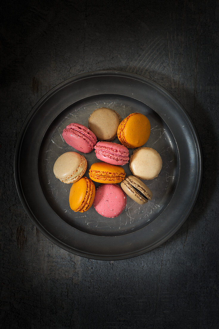 Verschiedene Macarons auf grauem Teller