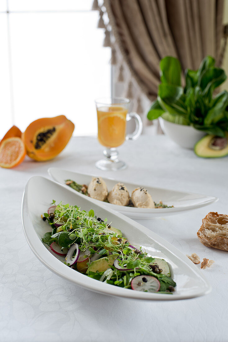 Salat mit Avocado, Papaya und Radieschen & Fischnocken