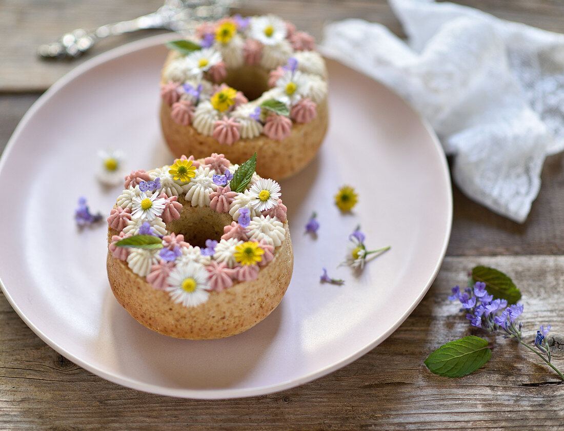 Vegan almond-orange cakes, with two-colored cream cheese