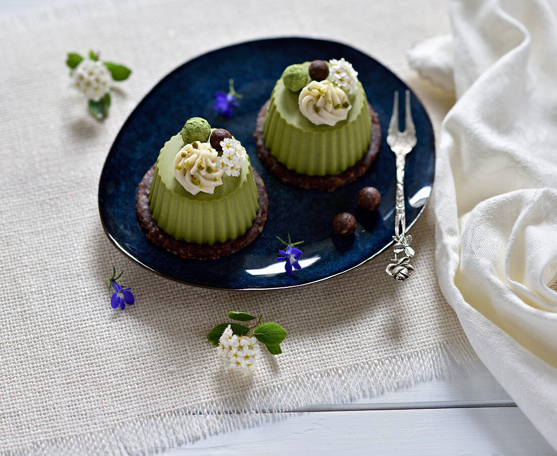 Rohvegane Matcha-Limetten-Törtchen mit Schoko-Mandel-Boden